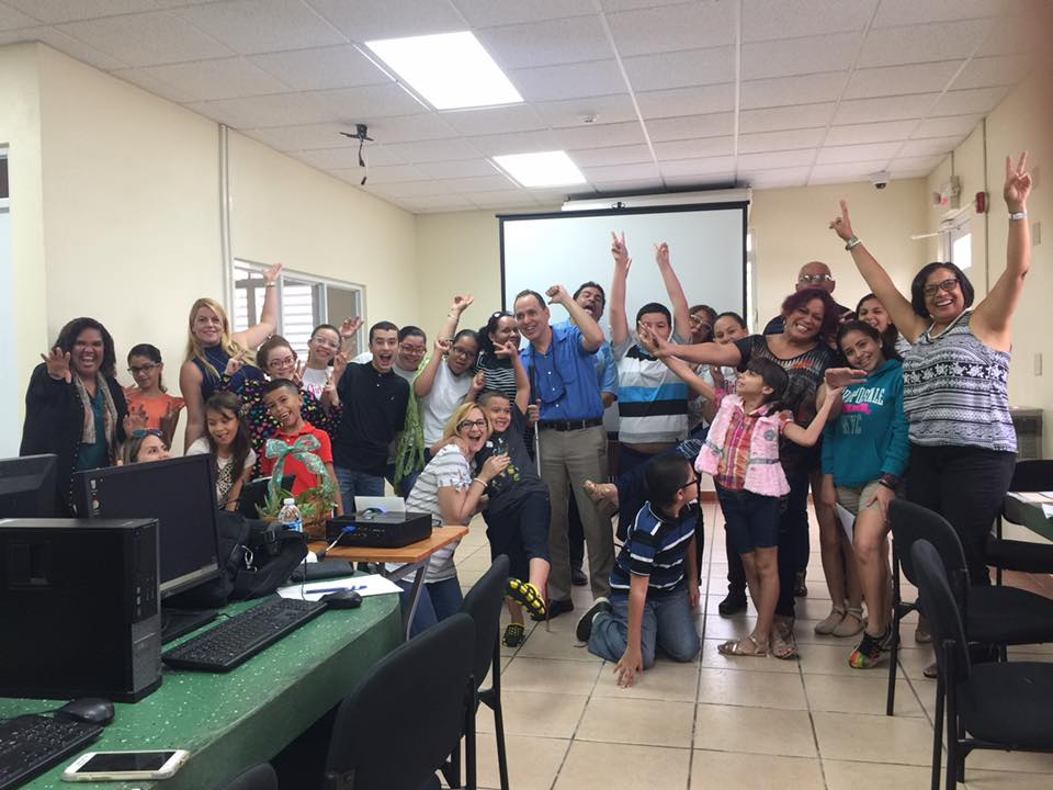 Foto de José Manolo Alvarez, junto a participantes de taller de programación La diversidad nos une, en Añasco.