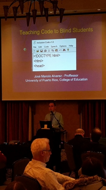 Foto de José Manolo Alvarez, comenzando su presentación de programación en Universidad de Washignton.