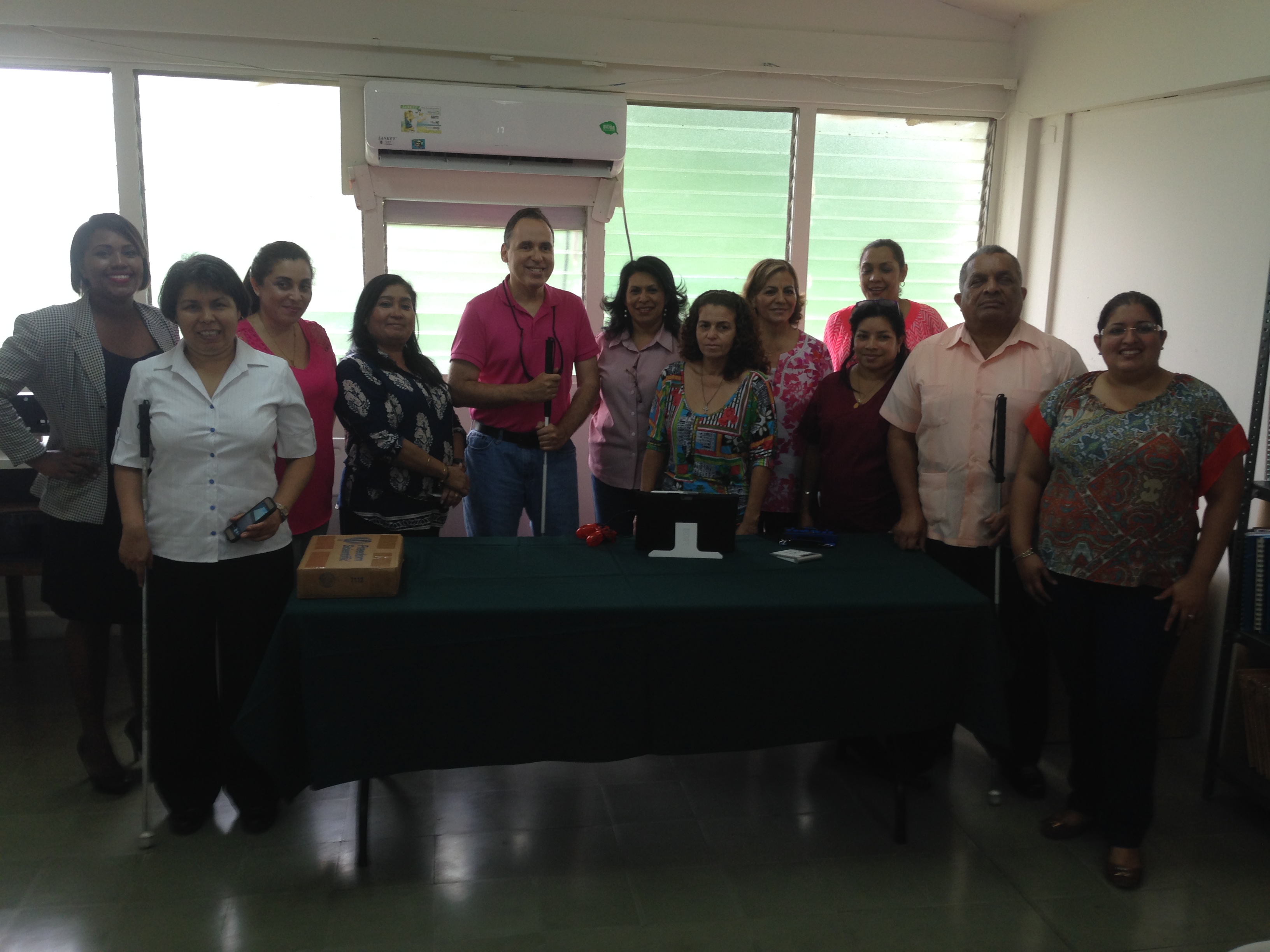 Foto de Manolo con maestros de la Escuela Helen Keller en Panamá.