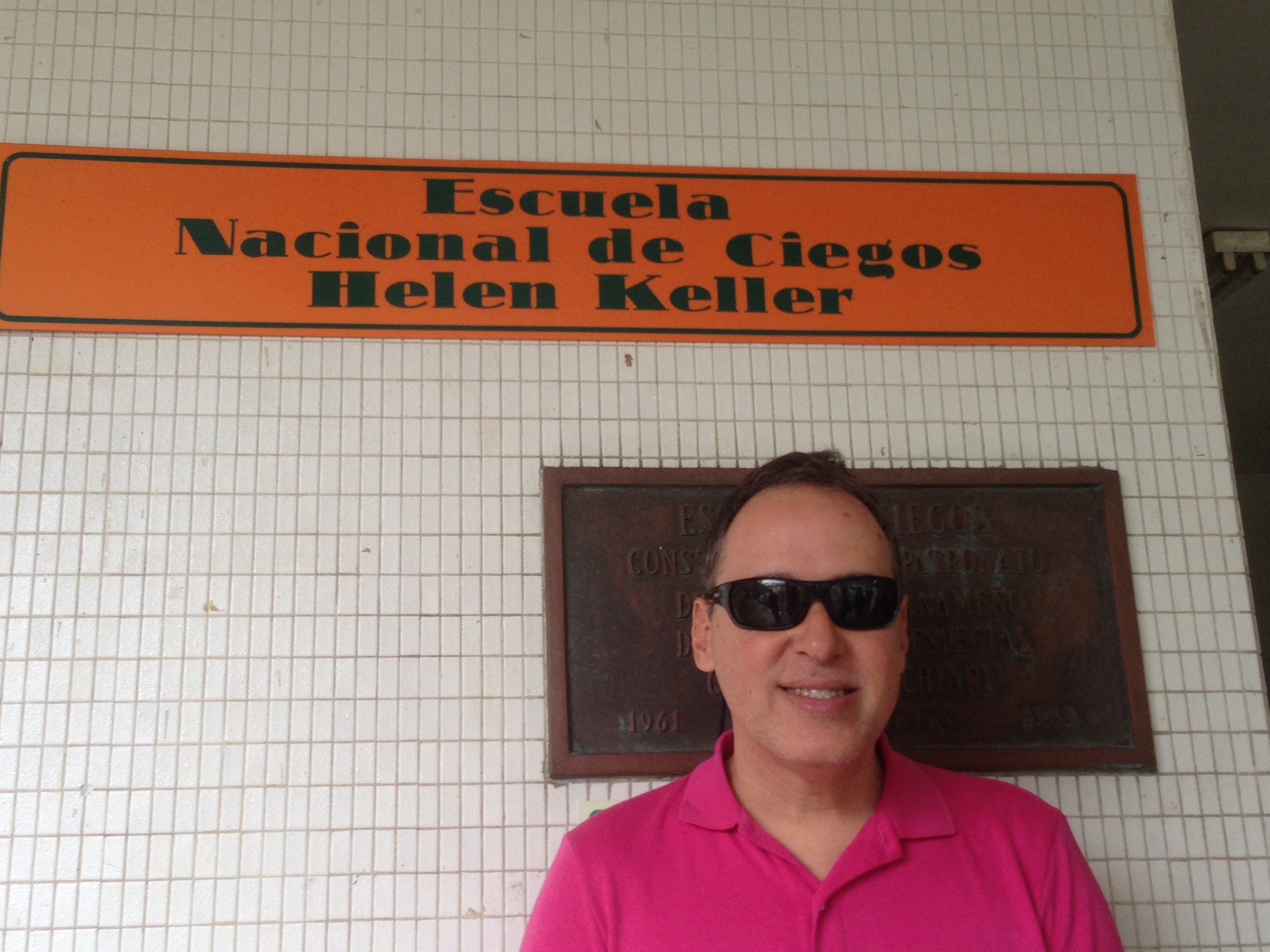 Foto de Manolo, frente a la Escuela Helen Keller en Panamá.