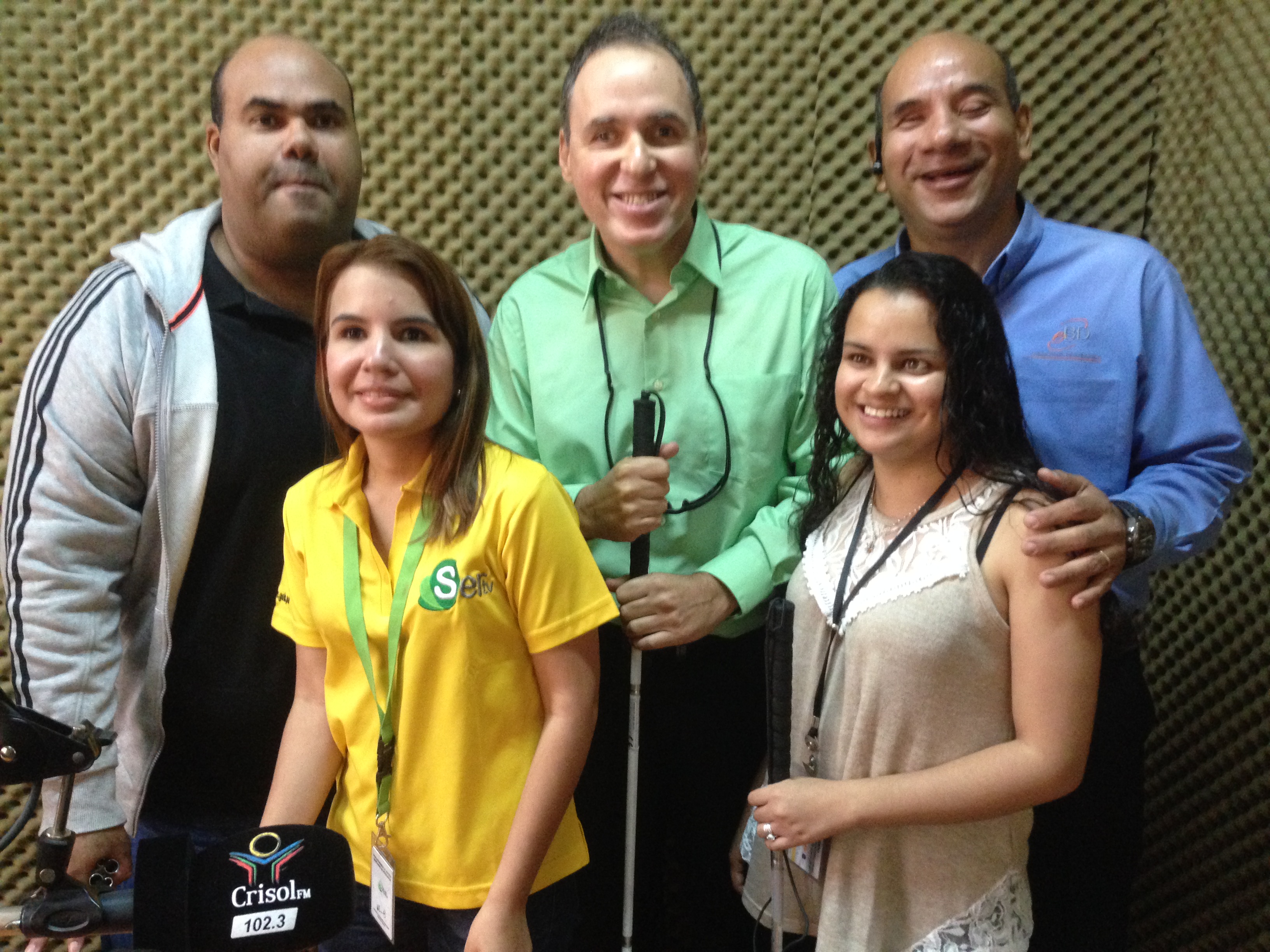 Foto de Manolo junto a Keira de Gracia y otros participantes en la cabina de grabación del programa radial Conóceme Sín Límites.