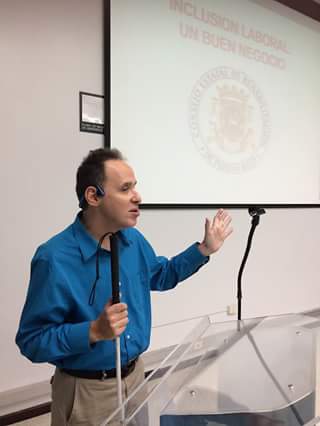 Foto de José Manolo Alvarez ofreciendo su presentación en actividad del  Consejo Estatal de Rehabilitación de Puerto Rico.