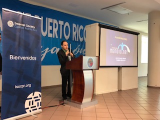 Foto de Manolo ofreciendo charla en evento Enamórate del Internet.