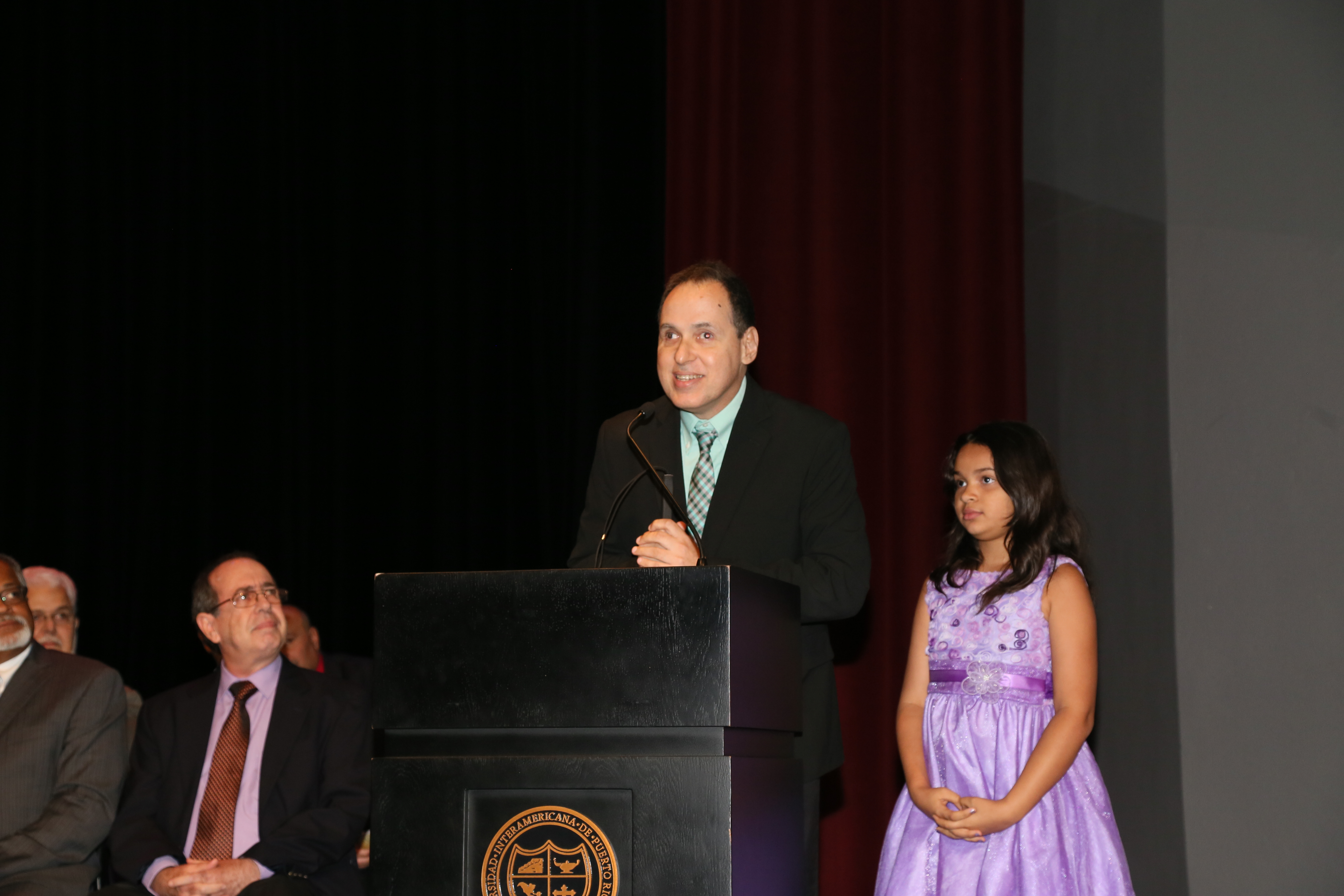 Foto de Manolo como orador invitado en la noche de logros de la Facultad de Derecho, Universidad Interamericana.
