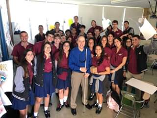 Foto de Manolo junto a estudiantes del Colegio Marista.
