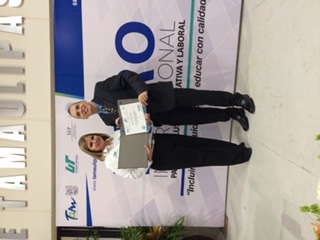 Foto de José Manolo Alvarez mostrando el certificado luego de ofrecer la conferencia magistral.