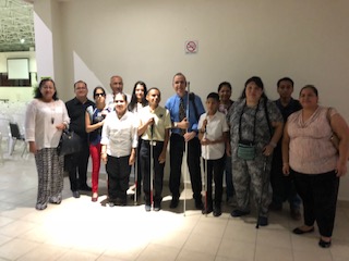 Foto de Manolo junto con participantes del taller de programación.