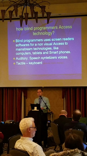 Foto de José Manolo Alvarez, durante su presentación en evento de programación en Universidad de Washignton.