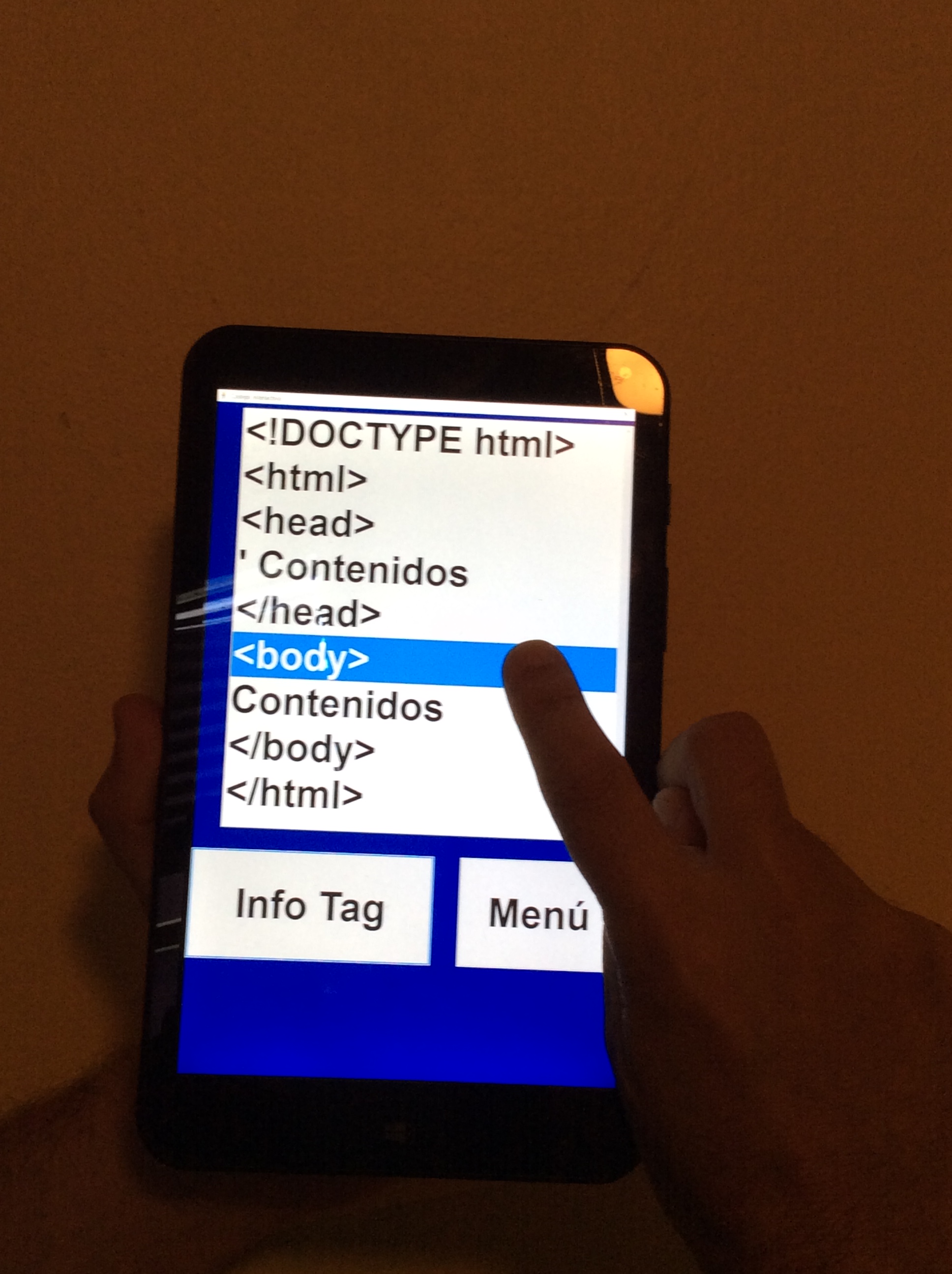 Foto de tableta con códigos de programación.