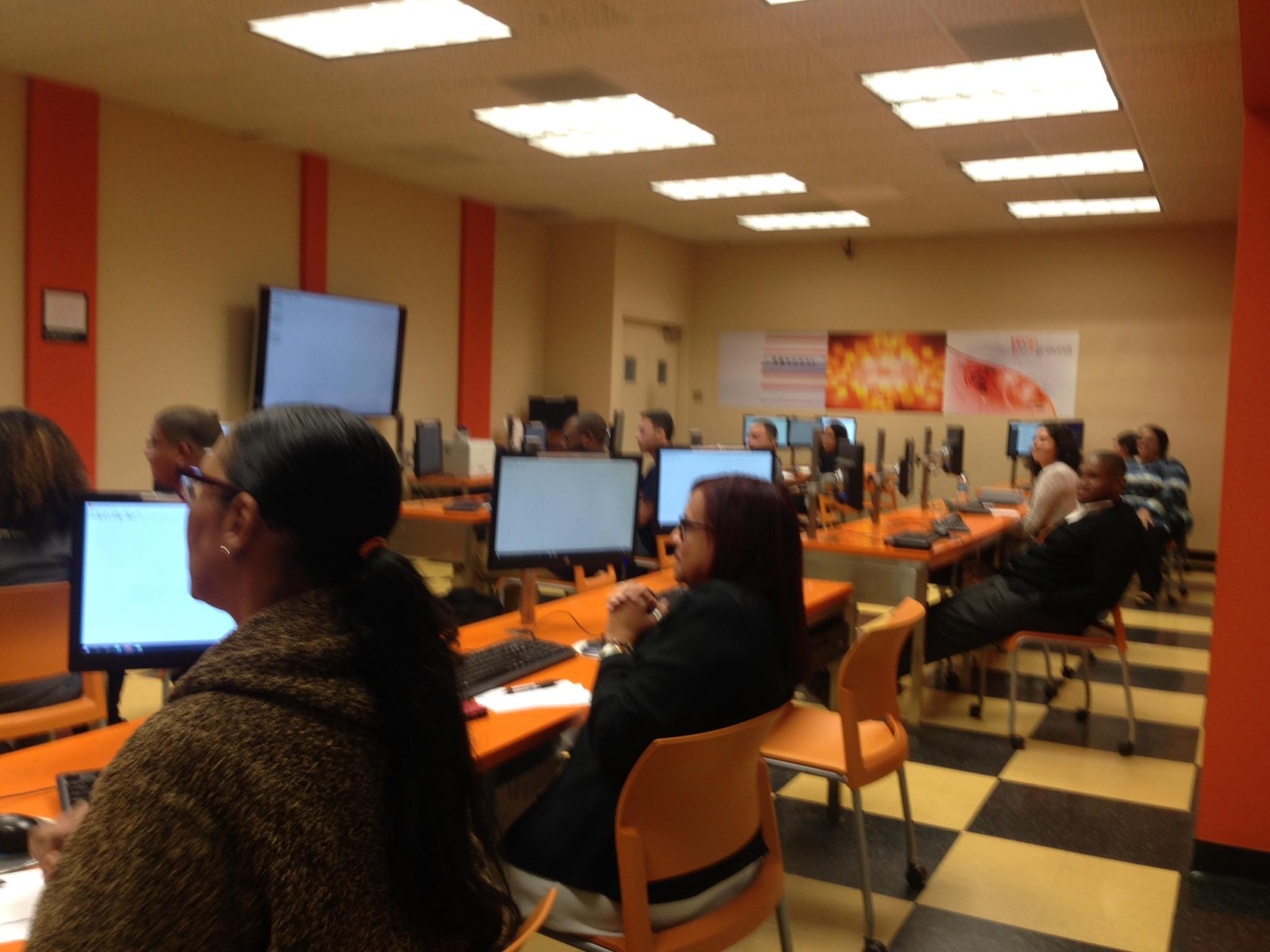 Foto de los participantes del taller, utilizando las computadoras.
